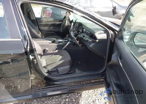 2021 Toyota Camry Le z USA, uszkodzony, nr VIN 4T1C11AK6MU593695